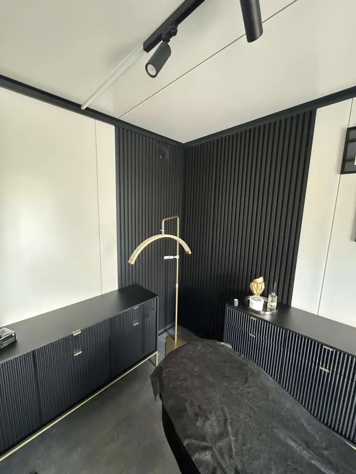 Wnętrze pawilonu handlowego z ladą i eleganckim wykończeniem