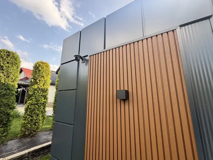 Zewnętrzny wygląd pawilonu gastronomicznego z elewacją drewnianą